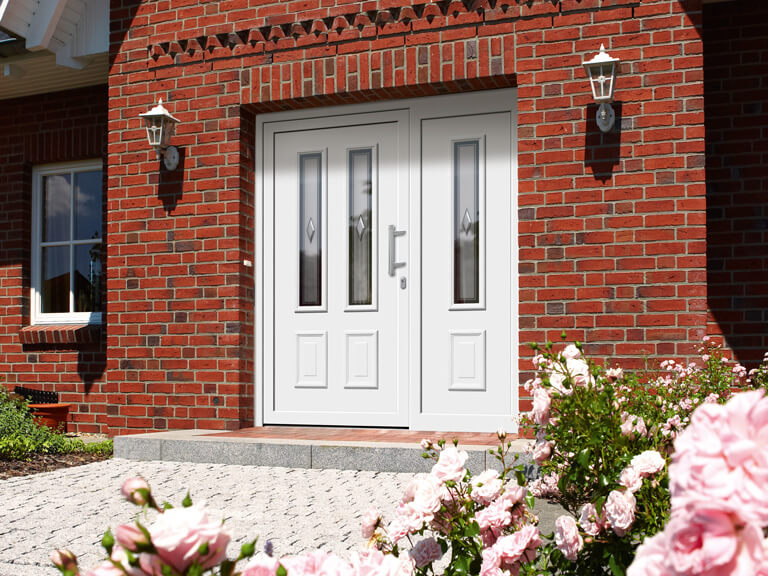 Tür an einem Haus aus Backstein